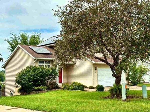 1730 Park Ridge Dr, Coralville, IA 52241