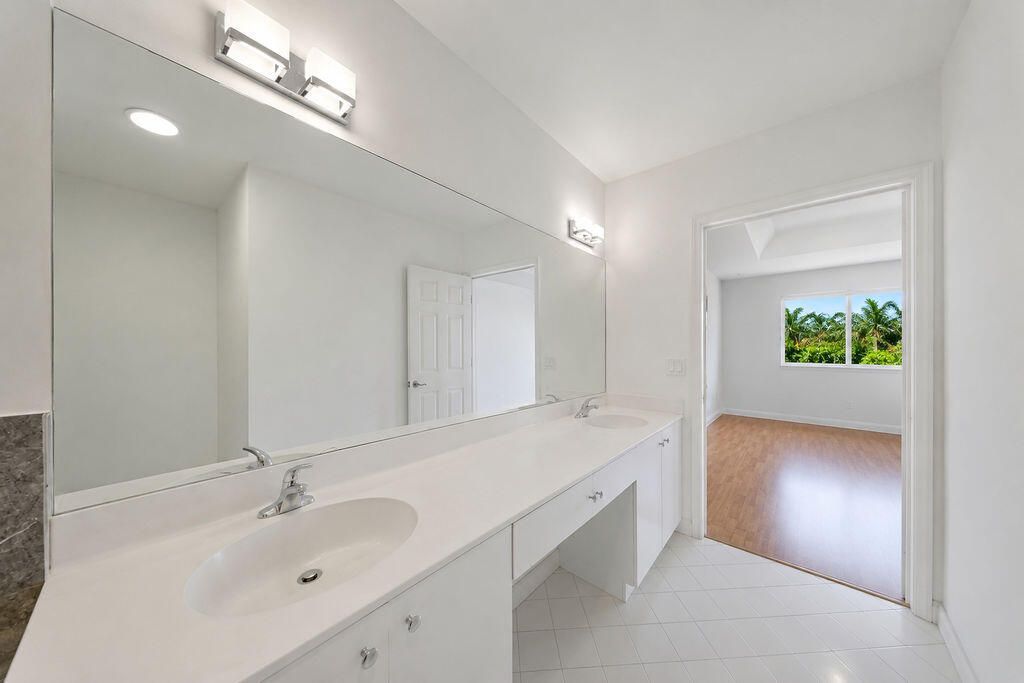 5733 NW 112th Place, Doral, FL 33178 Photo