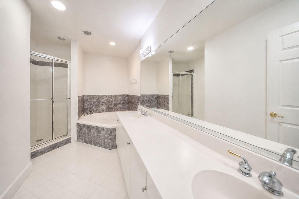 5733 NW 112th Place, Doral, FL 33178 Photo