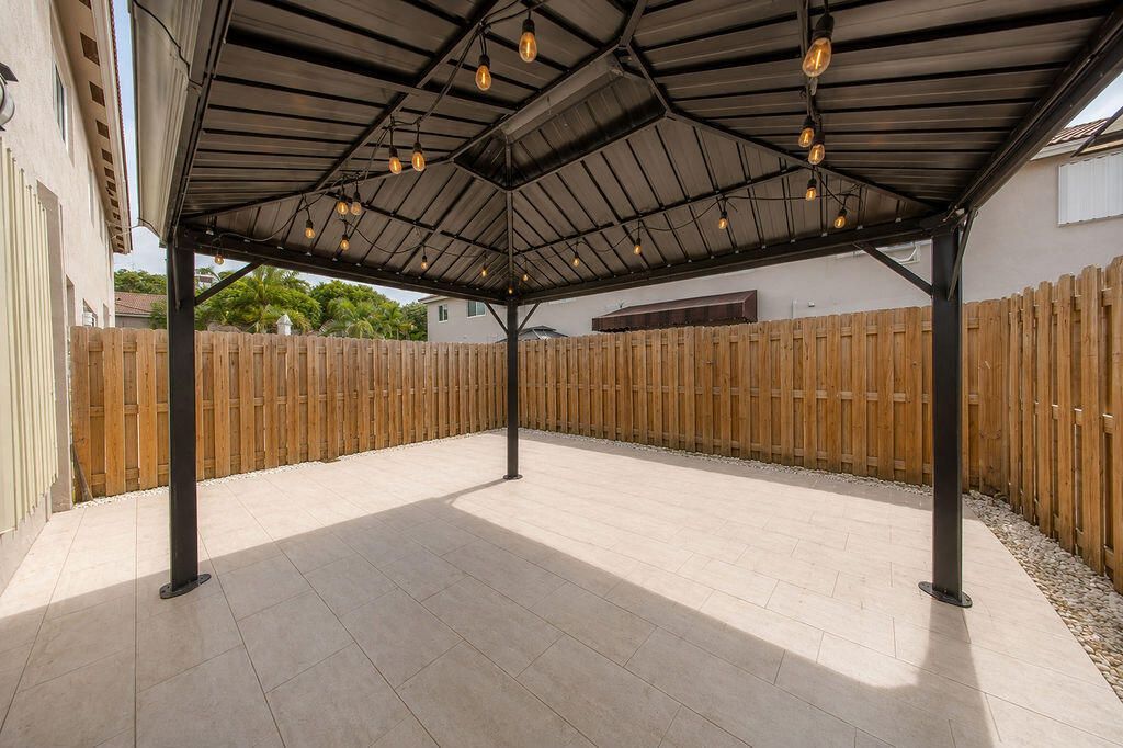 5733 NW 112th Place, Doral, FL 33178 Photo