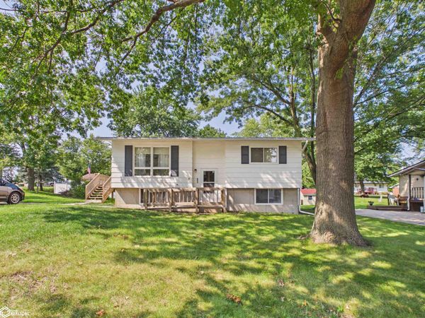 805 Wedgewood Drive, Oskaloosa, IA 52577