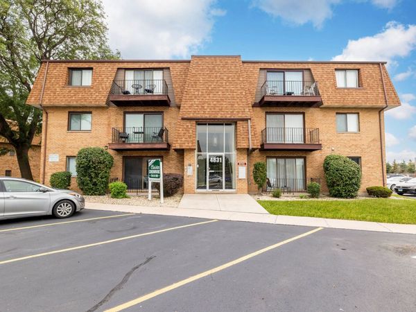 4831 W 109th Street, Unit 104, Oak Lawn, IL 60453