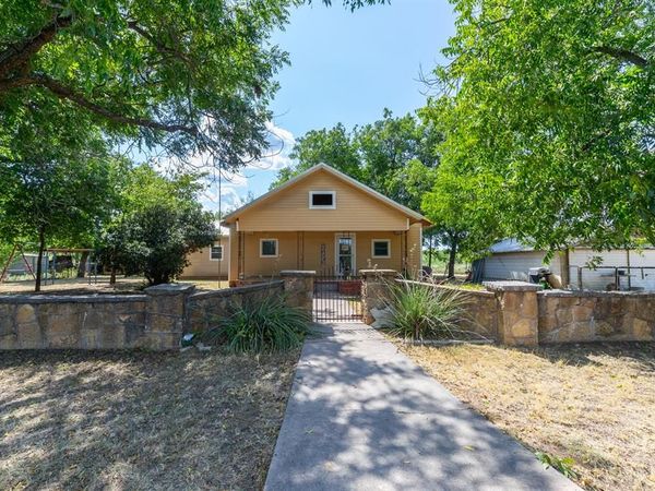 832 Peyton Street , Baird, TX 79504