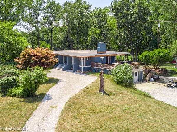 9561 Ute Pointe Drive, Springfield Township, Mi 48346