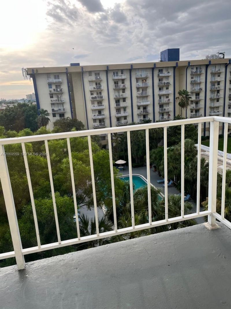 4550 NW 9th St, Unit 701E, Miami, FL 33126 Photo