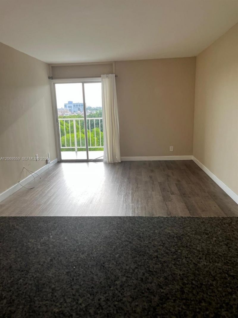 4550 NW 9th St, Unit 701E, Miami, FL 33126 Photo