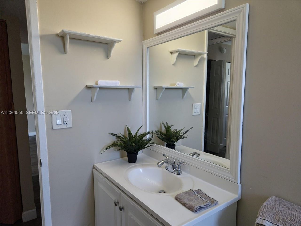 4550 NW 9th St, Unit 701E, Miami, FL 33126 Photo