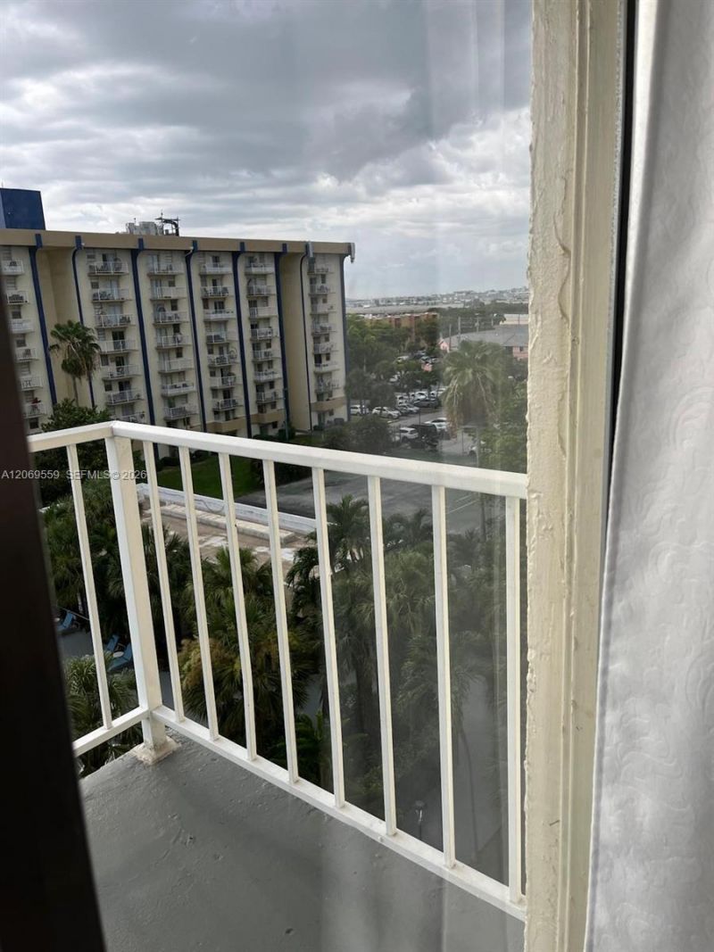 4550 NW 9th St, Unit 701E, Miami, FL 33126 Photo
