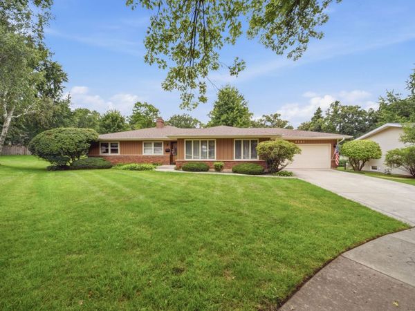 2141 Country Knoll Court , Elgin, IL 60123