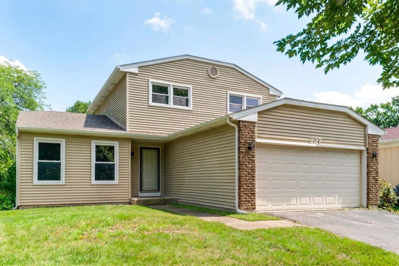 227 E Lakeside Drive, Vernon Hills, IL 60061 Main Photo