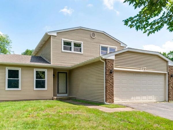 227 E Lakeside Drive , Vernon Hills, IL 60061