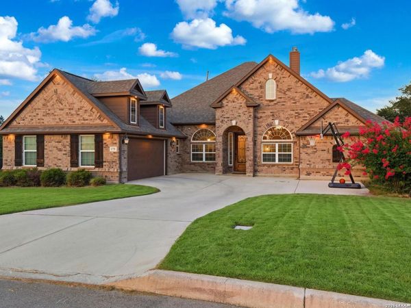 175 WAGON LN, Castroville, TX 78009