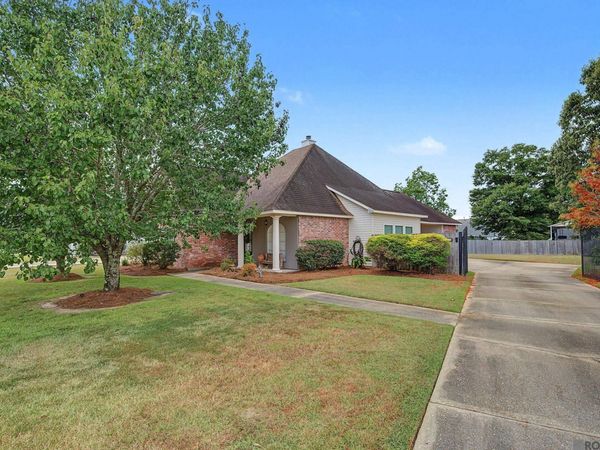 32804 Faulkner Dr, Denham Springs, LA 70706