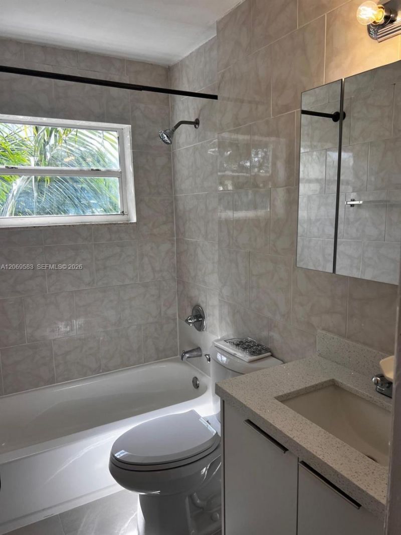 7820 NE Bayshore Ct, Unit 208, Miami, FL 33138 Photo