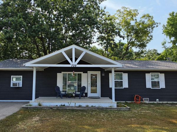 709 N Pine Street , Willow Springs, MO 65793