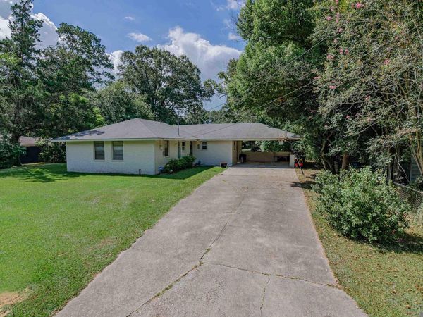 660 Lakeview Dr, Denham Springs, LA 70726