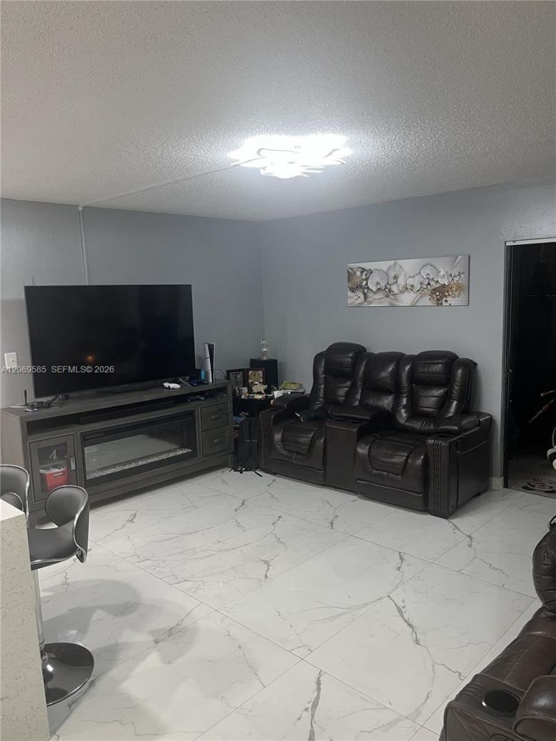 819 NE 199th St, Unit 6-101, Miami, FL 33179 Photo