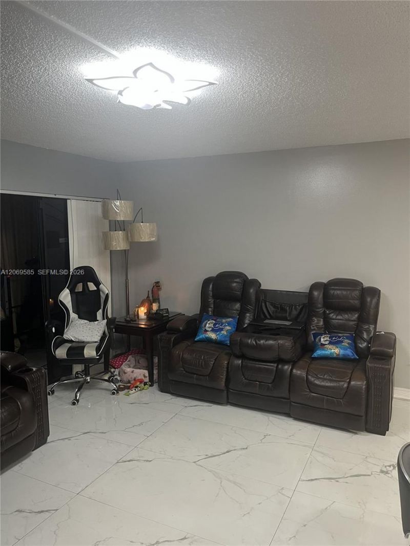 819 NE 199th St, Unit 6-101, Miami, FL 33179 Photo