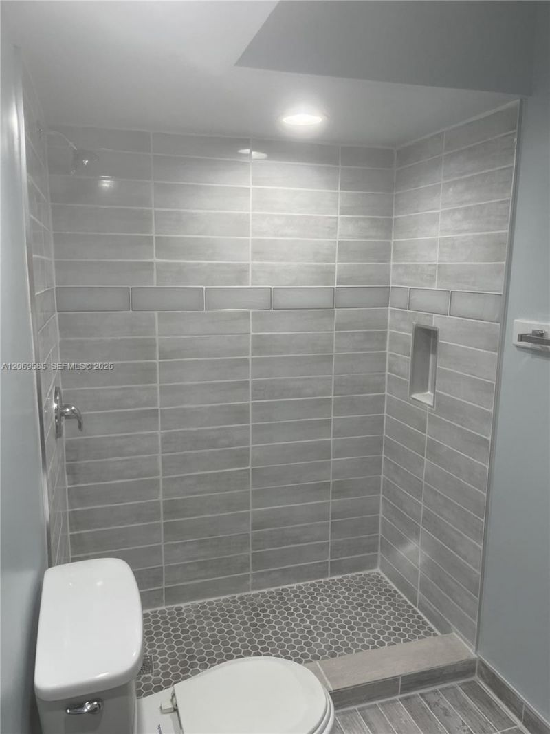 819 NE 199th St, Unit 6-101, Miami, FL 33179 Photo