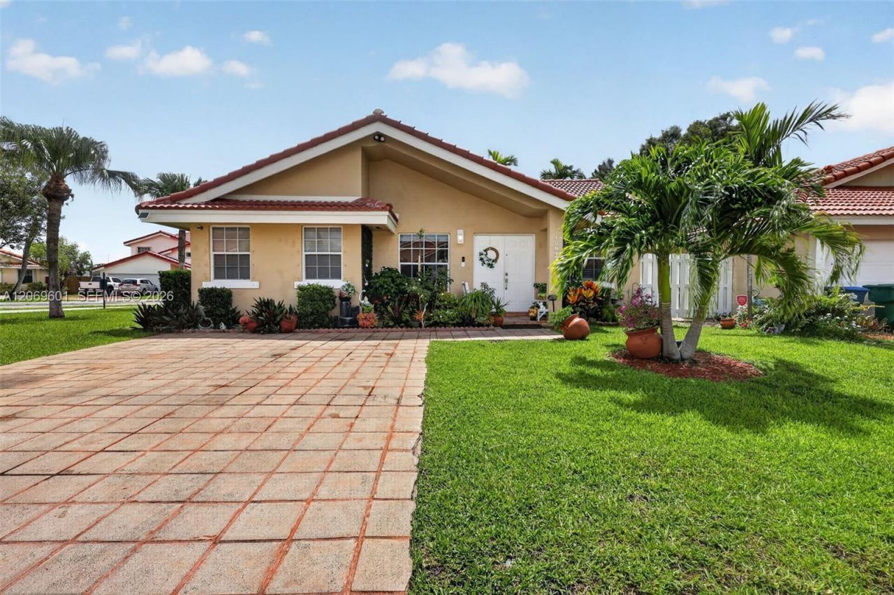 18847 NW 83rd Pl , Hialeah, FL 33015 Photo