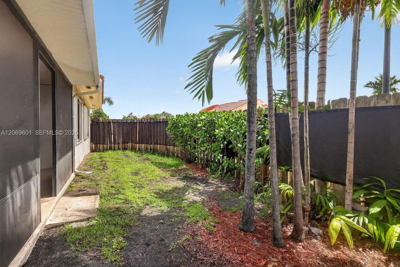 18847 NW 83rd Pl , Hialeah, FL 33015 Photo