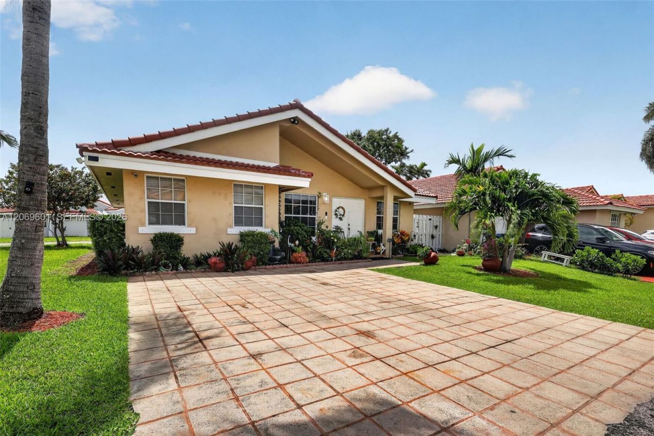 18847 NW 83rd Pl , Hialeah, FL 33015 Photo