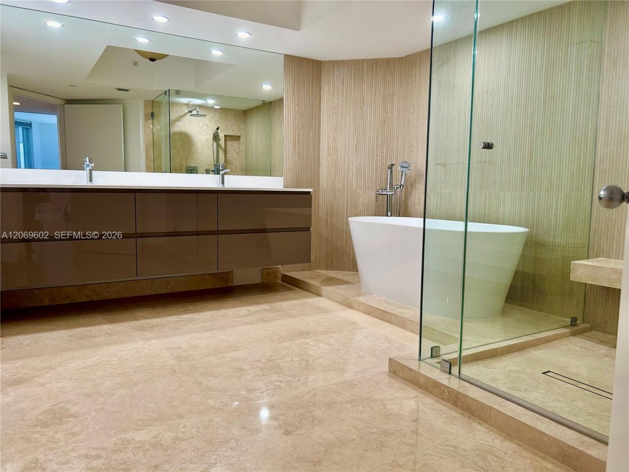 21055 Yacht Club Dr , Unit 2710, Aventura, FL 33180 Photo