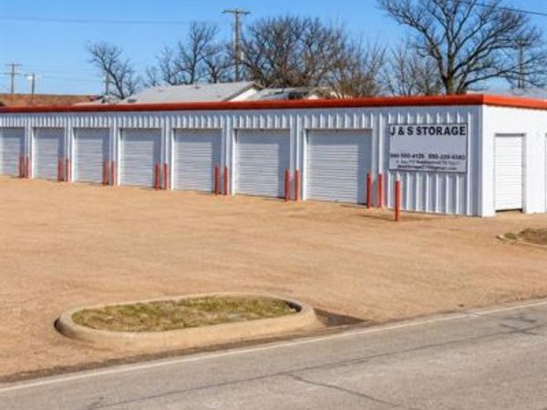 416 E Cleveland Avenue , Electra, TX 76360