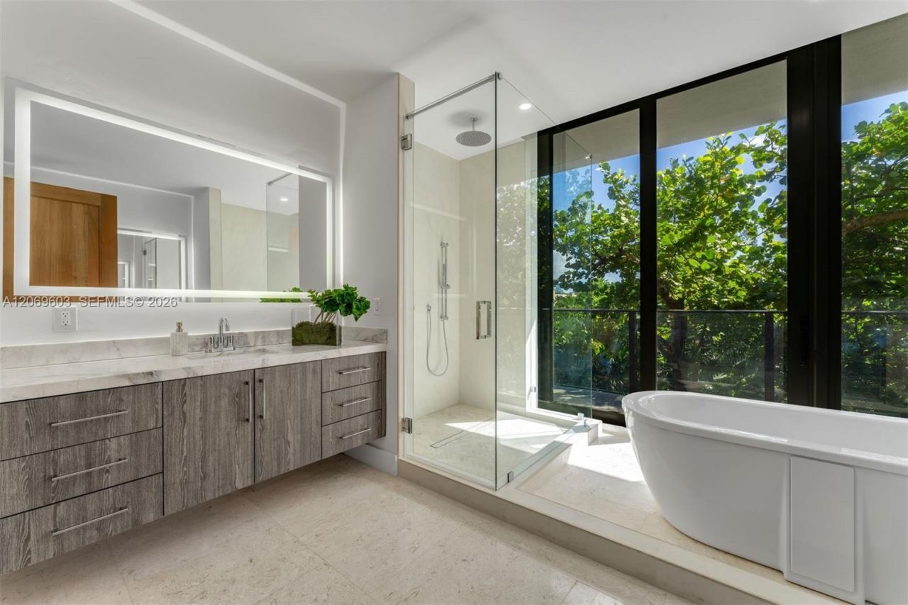 3581 E Glencoe St , Unit 302, Miami, FL 33133 Photo