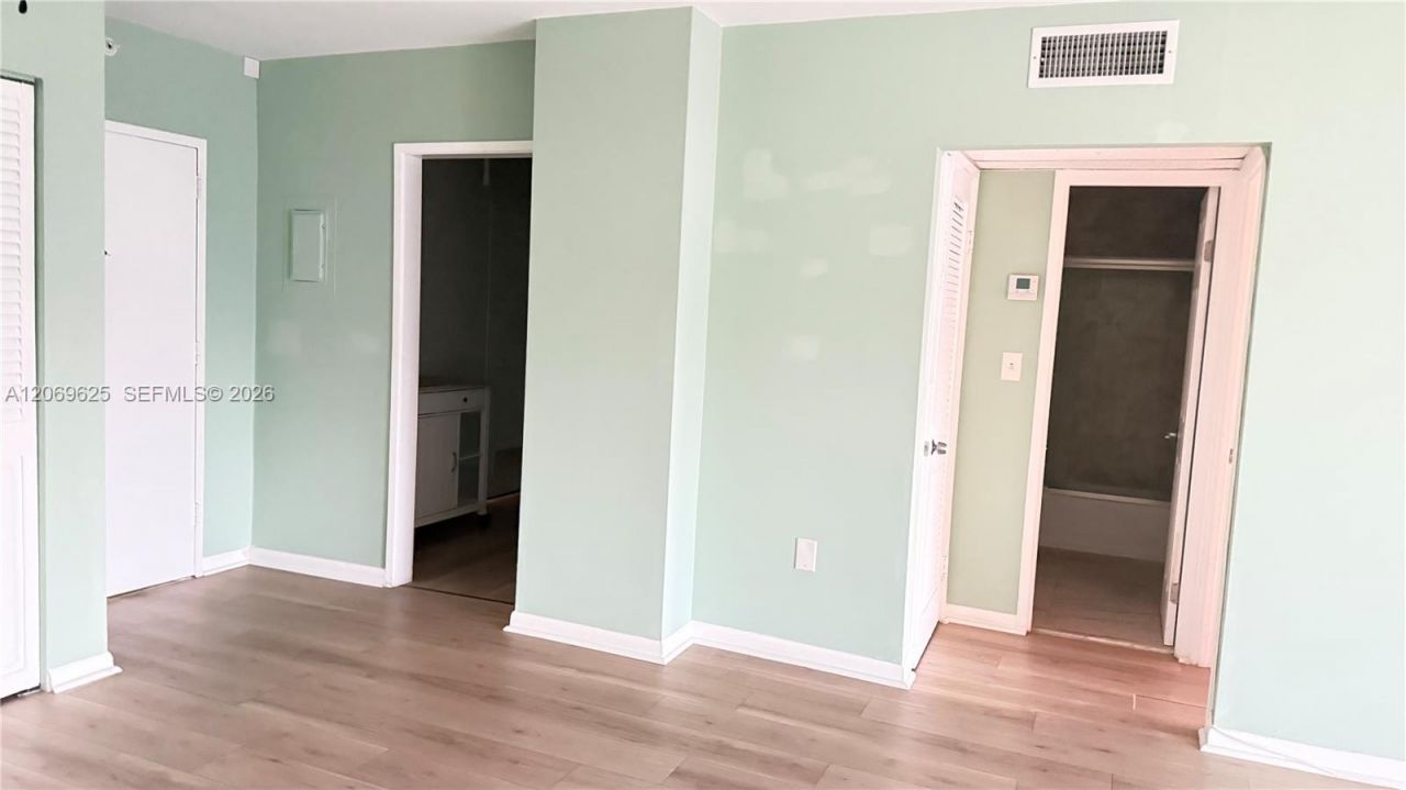 400 Kings Point Dr, Unit 316, Sunny Isles Beach, FL 33160 Photo