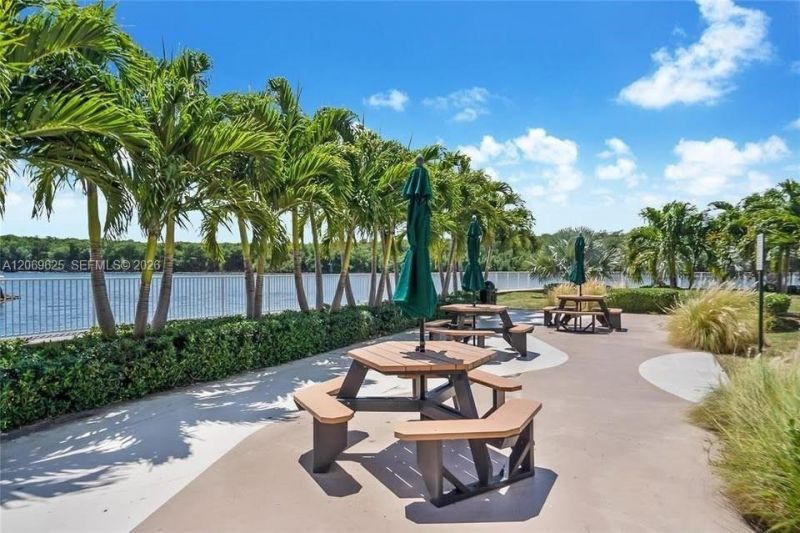 400 Kings Point Dr, Unit 316, Sunny Isles Beach, FL 33160 Photo