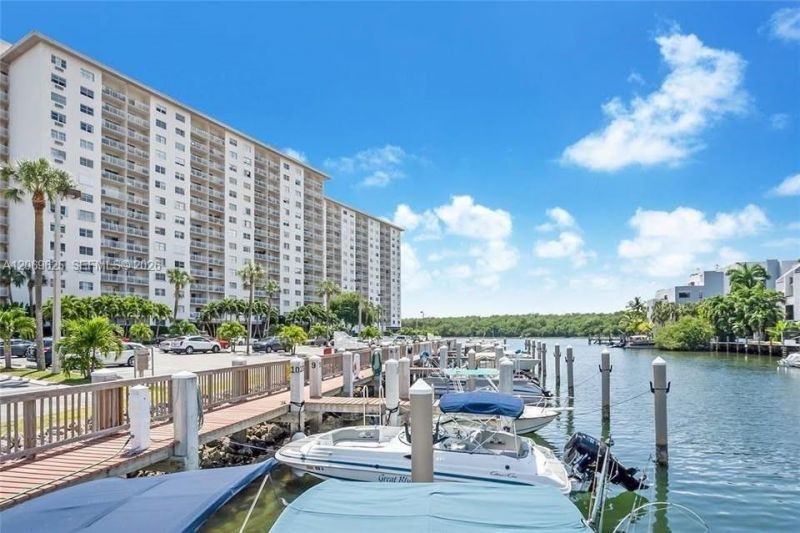 400 Kings Point Dr, Unit 316, Sunny Isles Beach, FL 33160 Photo