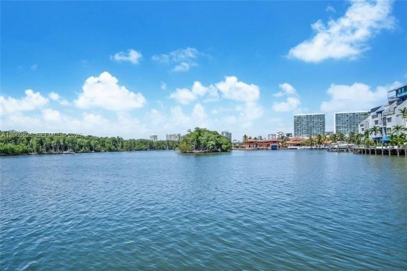 400 Kings Point Dr, Unit 316, Sunny Isles Beach, FL 33160 Photo