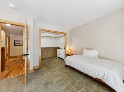 1685 Skyline Drive, South Lake Tahoe, CA 96150 Photo