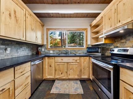 1685 Skyline Drive, South Lake Tahoe, CA 96150 Photo