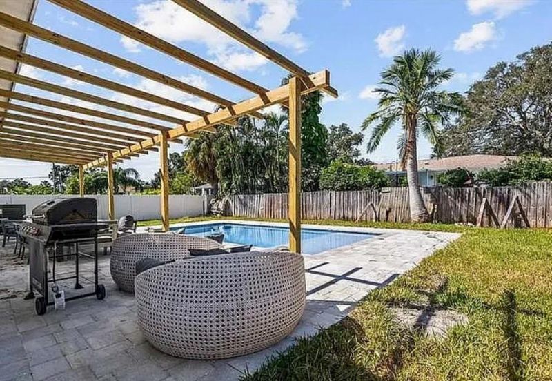 5910 Denver Street Ne, Saint Petersburg, FL 33703 Photo