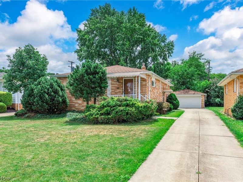 5615 Southington Drive, Parma, OH 44129 Photo 2
