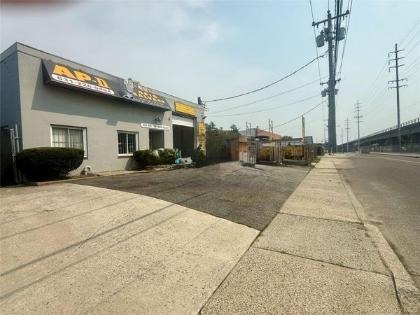 556 W Hoffman Avenue , Lindenhurst, NY 11757