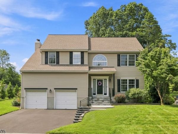 7 Lazarus Dr, Roxbury, NJ 07852