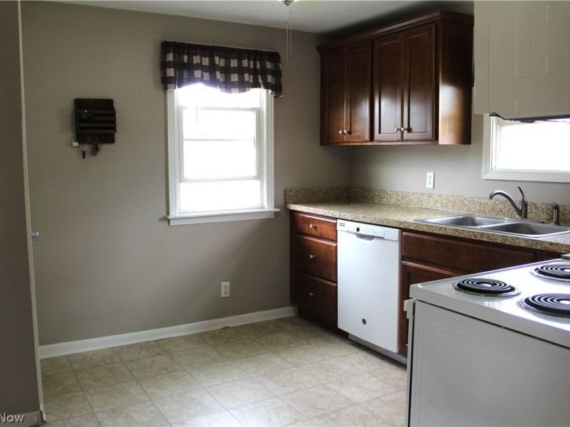 224 Pennsylvania Avenue, Louisville, OH 44641 Photo 8
