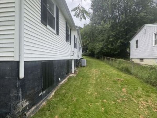 133 3rd St, Mount Hope, WV 25880