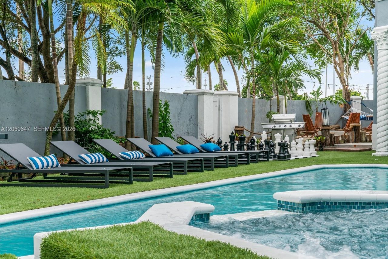 12141 Walsh Blvd, Miami, FL 33184 Photo