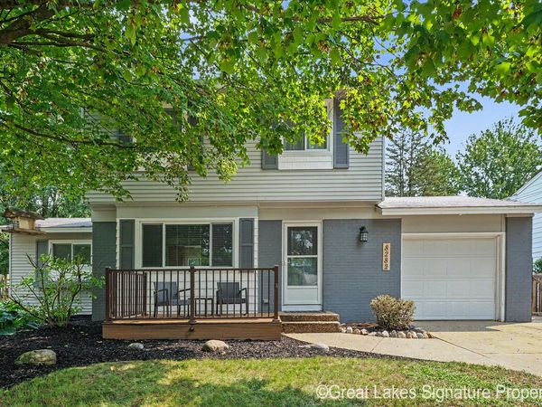 8282 Courtland Drive NE, Rockford, MI 49341