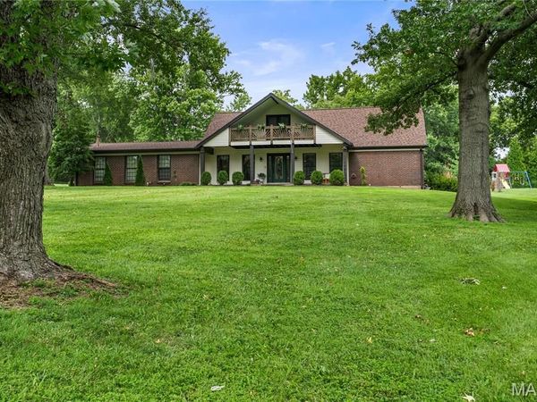 37 Beacon Hill Lane, Creve Coeur, MO 63141
