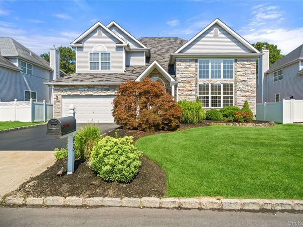 48 Peachtree Court, Holtsville, NY 11742
