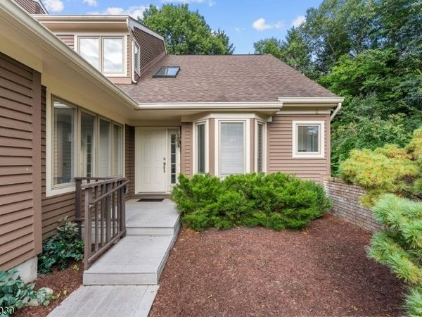 239 Westervelt Ln, Mahwah, NJ 07430