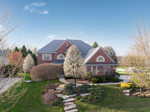 2910 N Addison Circle N, Rochester, MI 48306