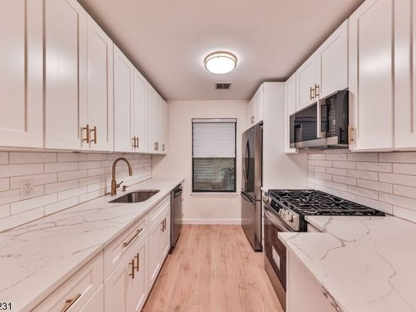 813 Spruce Hills Dr, Glen Gardner, NJ 08826
