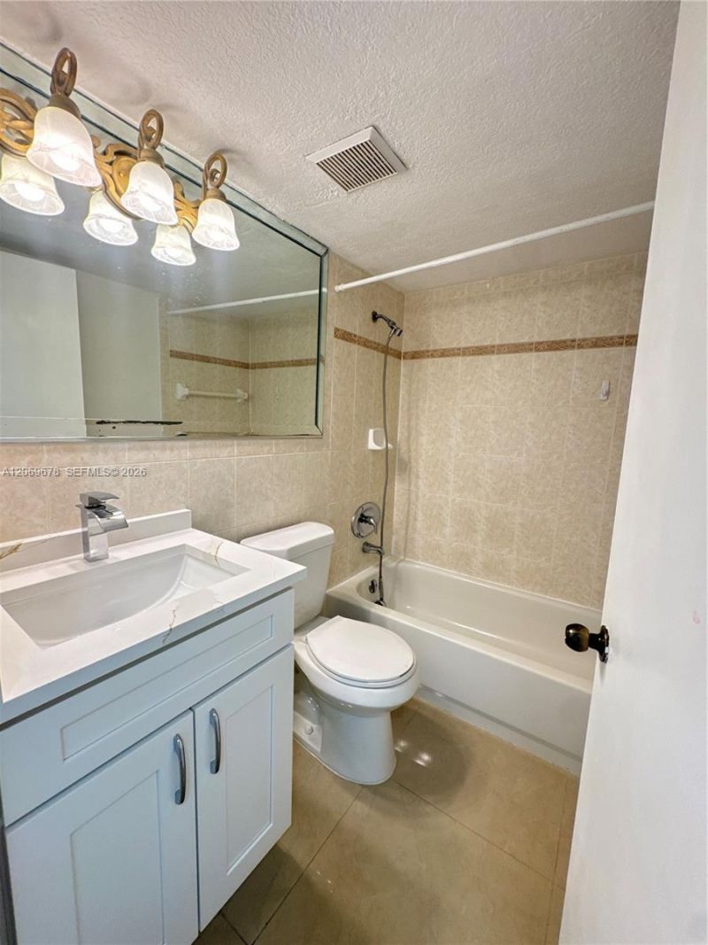8500 NW 8th St , Unit 303, Miami, FL 33126 Photo
