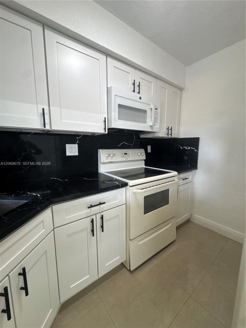 8500 NW 8th St , Unit 303, Miami, FL 33126 Photo